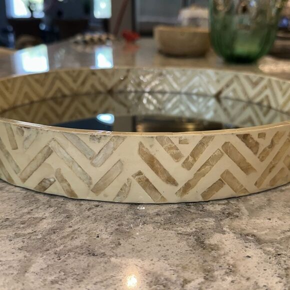 ✨ Round Mirrored Tray - 13.75 Inch Diameter, 2 Inch Height - Picture 2 of 3